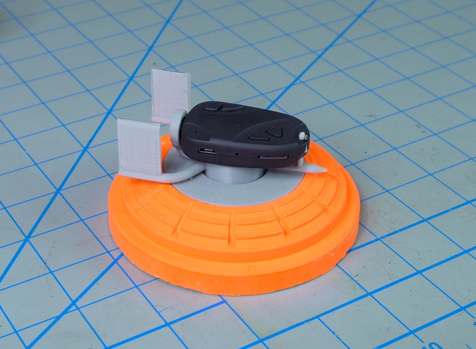 Clay pigeon with 3d printed rotating camera mount